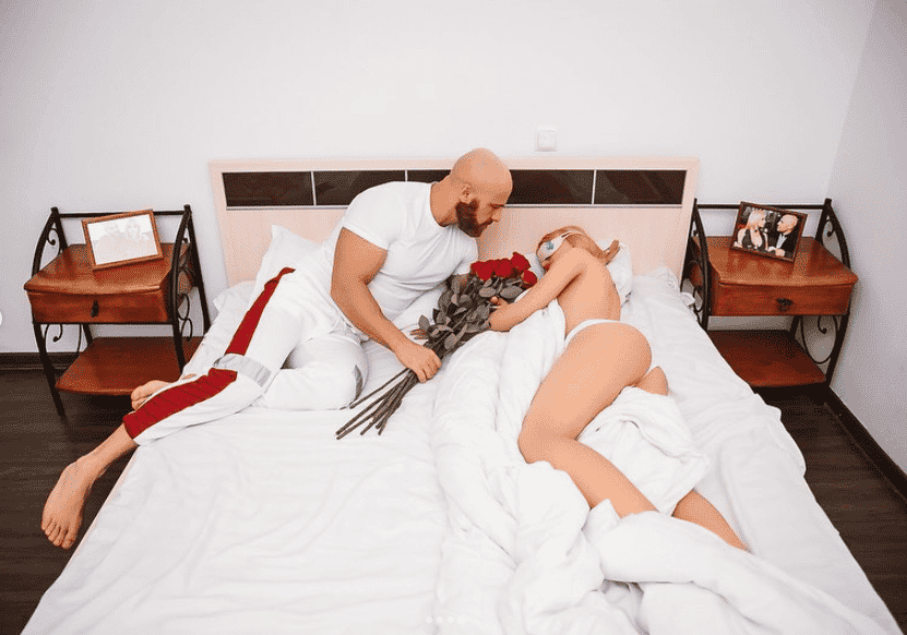 Date mit Sexpuppe im Bett als Sexspielzeug